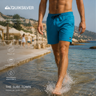 imagen editorial propia de un modelo vistiendo un bañador quiksilver everyday volley 15 blue coral en un paseo maritimo