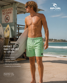 Bañador Rip Curl Offset Daily Volley 16 Green hombre en playa surf australiana con estética lifestyle premium y boardshort verde verano