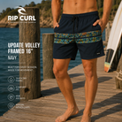 Bañador Rip Curl Update Volley Framed Navy 16 para hombre en muelle de madera junto al mar