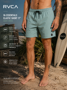 Bañador RVCA VA Pigment 16 Blue Haze azul para hombre en escena surf lifestyle premium junto al mar