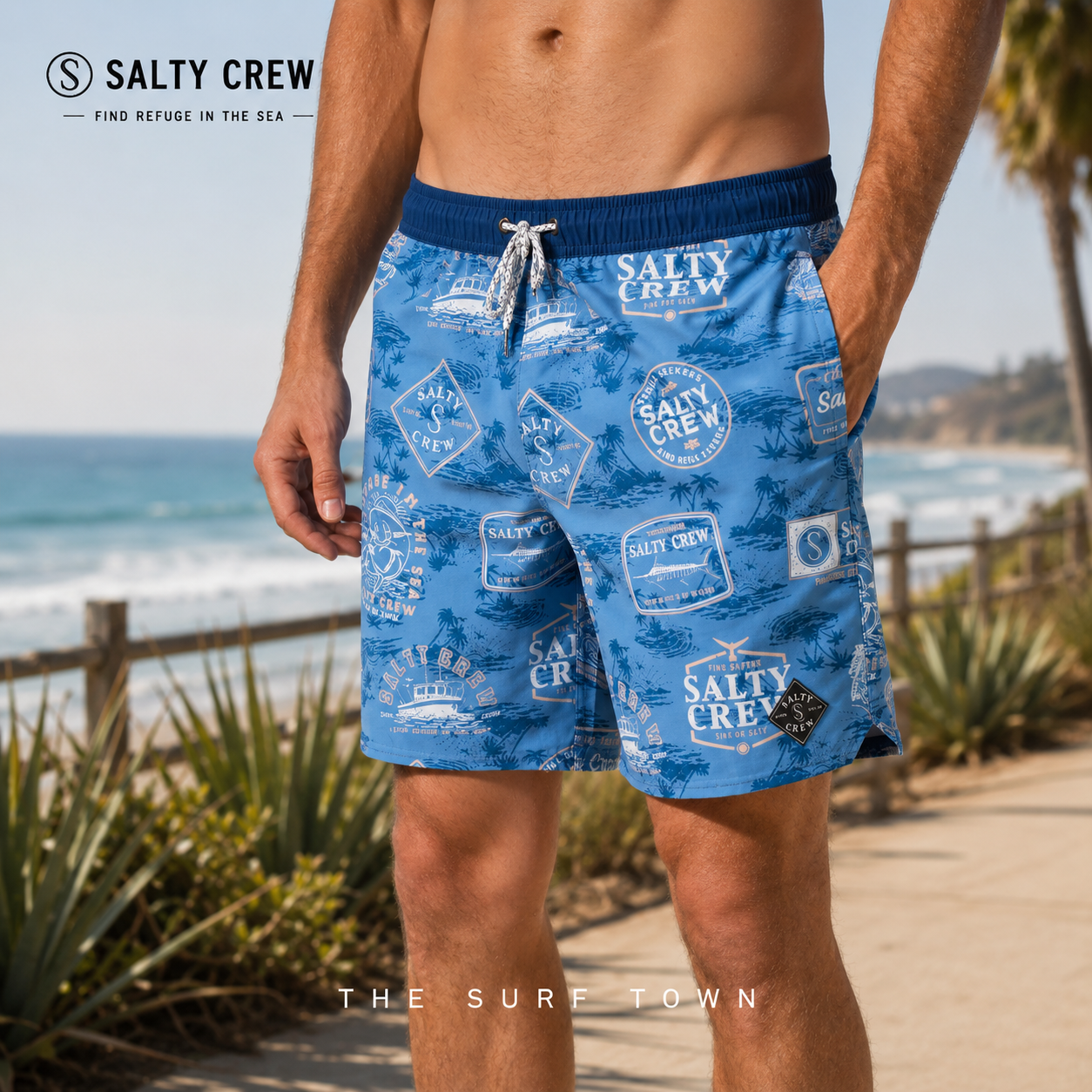 Fotografía editorial propia de THE SURF TOWN del bañador Salty Crew Beach Club Elastic Board Marine para hombre en entorno surf lifestyle premium junto al océano