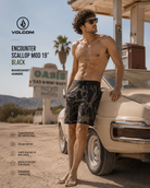 Bañador Volcom Encounter Scallop Mod 19 Black para hombre en escena oasis gas station desierto Nevada lifestyle premium