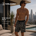 Bañador Volcom Infuse Scallop Mod 19 Black para hombre en rooftop premium con estilo surf urbano