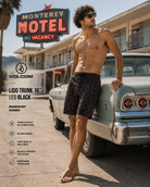 Bañador Volcom Melange Trunk 17 Asphalt Black para hombre en escena motel retro americano lifestyle premium