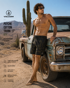 Bañador Volcom Psyche Cotton Trunk 17 Ivy para hombre en escena pickup oxidada desierto Nevada lifestyle premium