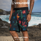 Bañador Volcom Scallop Mod 19 Multi para hombre con estampado floral, imagen editorial propia de THE SURF TOWN