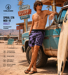 Bañador Volcom Spiral STN Mod 19 Violet para hombre en escena surf roadtrip desierto Nevada lifestyle premium
