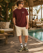 Bermudas Billabong Crossfire beige para hombre en beach club tropical junto a piscina