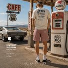 Fotografía propia de THE SURF TOWN de las bermudas Carhartt WIP Flint Short Dusky Pink Garment Dyed para hombre en una gasolinera vintage de Route 66 con estética roadtrip americana y ambiente lifestyle premium.