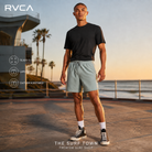 Bermudas de entrenamiento RVCA VA Yogger Stretch 17 Lead en imagen editorial propia de THE SURF TOWN junto al océano