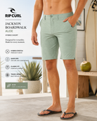 Bermudas Híbridas Rip Curl Jackson Boardwalk Aloe en escena surf house premium con luz natural brillante