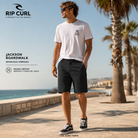 Bermudas híbridas Rip Curl Jackson Boardwalk Black para hombre en paseo marítimo junto al mar, fotografía editorial propia de THE SURF TOWN con estilo surf lifestyle premium