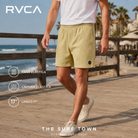 Bermudas de pana RVCA Escape Elastic Cord Beechnut en imagen editorial propia de THE SURF TOWN junto al océano
