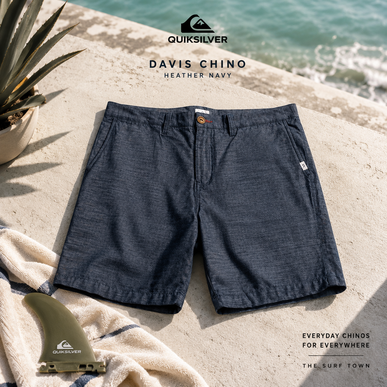 Bermudas Quiksilver Davis Chino Heather Navy en fotografía editorial propia de THE SURF TOWN con estilo surf lifestyle premium y ambiente coastal de verano
