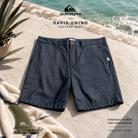 Bermudas Quiksilver Davis Chino Heather Navy en fotografía editorial propia de THE SURF TOWN con estilo surf lifestyle premium y ambiente coastal de verano