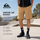Bermudas Quiksilver Union 20 Khaki Stretch en fotografía editorial propia de THE SURF TOWN con estilo surf lifestyle premium y luz solar intensa