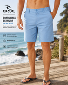 Bermudas Rip Curl Boardwalk Pacific Blue en escena surf lifestyle masculina con luz natural brillante frente al mar