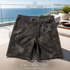 Bermudas Salty Crew Lowtide 20 Hybrid Camo en rooftop oceánico moderno, fotografía editorial propia de THE SURF TOWN con estilo surf premium, tejido híbrido y diseño camuflaje oscuro