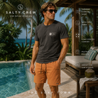 Bermudas Salty Crew Transom Overdye Short Washed Clay en arena blanca caribeña, fotografía editorial propia de THE SURF TOWN con modelo surf lifestyle, bermudas premium color arcilla para verano y viajes tropicales