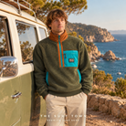 Editorial lifestyle del forro polar Billabong Boundary Shore Caramel Cafe, sin tablas de surf