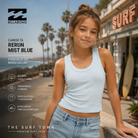 niña modelo llevando una Camiseta Billabong Rerun Mist Blue durante una sesion fotografica editorial propia de the surf town en un paseo junto al mar