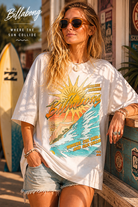 Camiseta Billabong Where The Sun Collide para mujer en escena surf lifestyle premium con estética beach club tropical y luz natural editorial