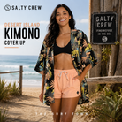 Fotografía editorial propia de THE SURF TOWN de la blusa kimono Salty Crew Desert Island Cover Up Black para mujer en entorno beach lifestyle premium junto al mar