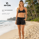 Boardshort Rip Curl AZ 5 pulgadas Black para mujer en fotografía editorial propia de THE SURF TOWN en playa tropical paradisíaca con arena blanca, palmeras y ambiente surf lifestyle premium.