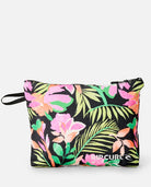 Bolso Rip Curl Surf Series Black con estampado tropical multicolor sobre fondo negro ideal para playa, viajes y accesorios de verano