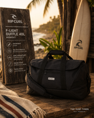 Bolsa de viaje Rip Curl Icons 35L plegable en escenario surf travel premium con estética coastal adventure cinematográfica