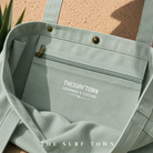 Detalle del bolsillo interior con cremallera del Bolso de Playa The Surf Town Tote Beach Bag Mint de algodón verde menta con gran capacidad y diseño exclusivo para playa y verano