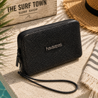 Bolsito Havaianas Mini Bag Plus Glitter negro en escenario beach club mediterráneo premium