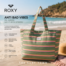 Bolso de Playa Roxy Anti Bad Vibes Oil Green Say It With Stripes en fotografía editorial propia de THE SURF TOWN con estilo beach lifestyle premium y luz solar intensa