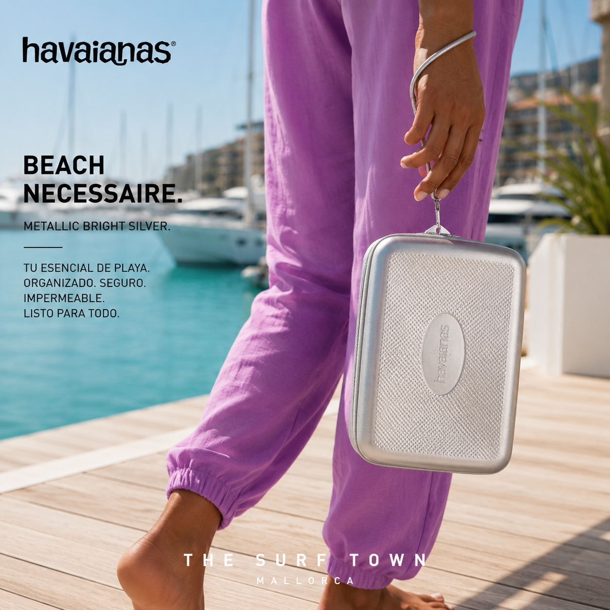 Bolso Havaianas Beach Necessaire Metallic Bright Silver en fotografía editorial propia de THE SURF TOWN en club náutico premium mediterráneo con luz natural diurna