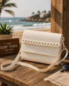 Bolso bandolera Havaianas Casual Bag Chain beige en ambiente beach lifestyle premium junto al mar