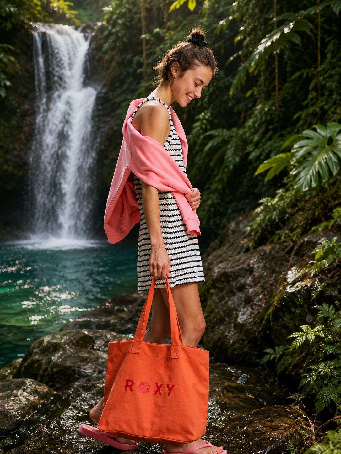 Bolso playa Roxy naranja mujer en cascada tropical lifestyle premium