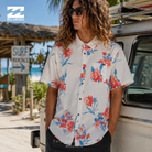 Camisa Billabong Sundays SS Fog en fotografía editorial propia de THE SURF TOWN junto a surf van clásica frente al mar con estilo surf lifestyle premium y luz natural diurna