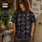 Camisa Billabong Sundays SS Purple Ash en fotografía editorial propia de THE SURF TOWN junto a surf shack tropical con estética surf lifestyle premium y luz natural diurna