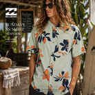 Camisa Billabong Sundays SS Seafoam en fotografía editorial propia de THE SURF TOWN junto a surf shack tropical con estética surf lifestyle premium y luz natural diurna