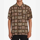 Camisa BILLABONG Tiki Reef Hemp para hombre con estampado tiki marrón estilo surf retro de manga corta
