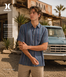 Camisa Hurley Oceanside SS Monsoon hombre en escenario lifestyle desierto mexicano con estética surf roadtrip premium y camisa azul de rayas estilo verano