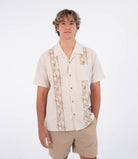 Camisa Hurley Sano Camp Embroidered SS Bone beige con bordados verticales y cuello camp para hombre, estilo verano surf elegante