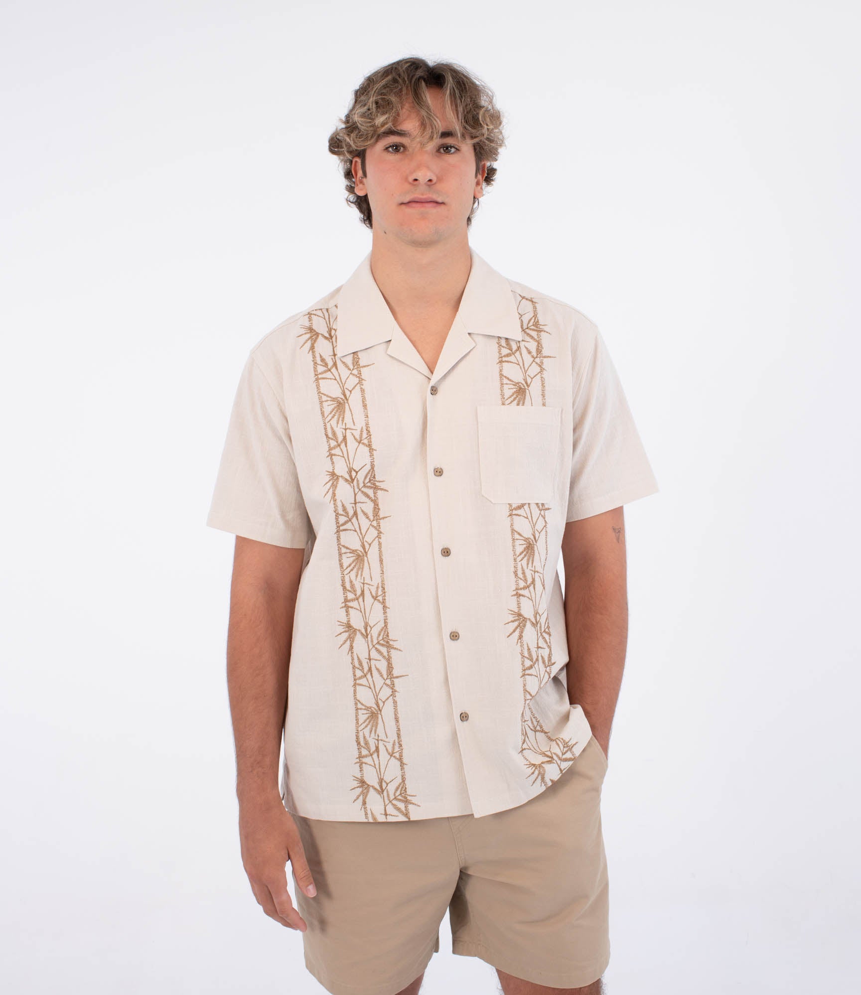 Camisa Hurley Sano Camp Embroidered SS Bone beige con bordados verticales y cuello camp para hombre, estilo verano surf elegante