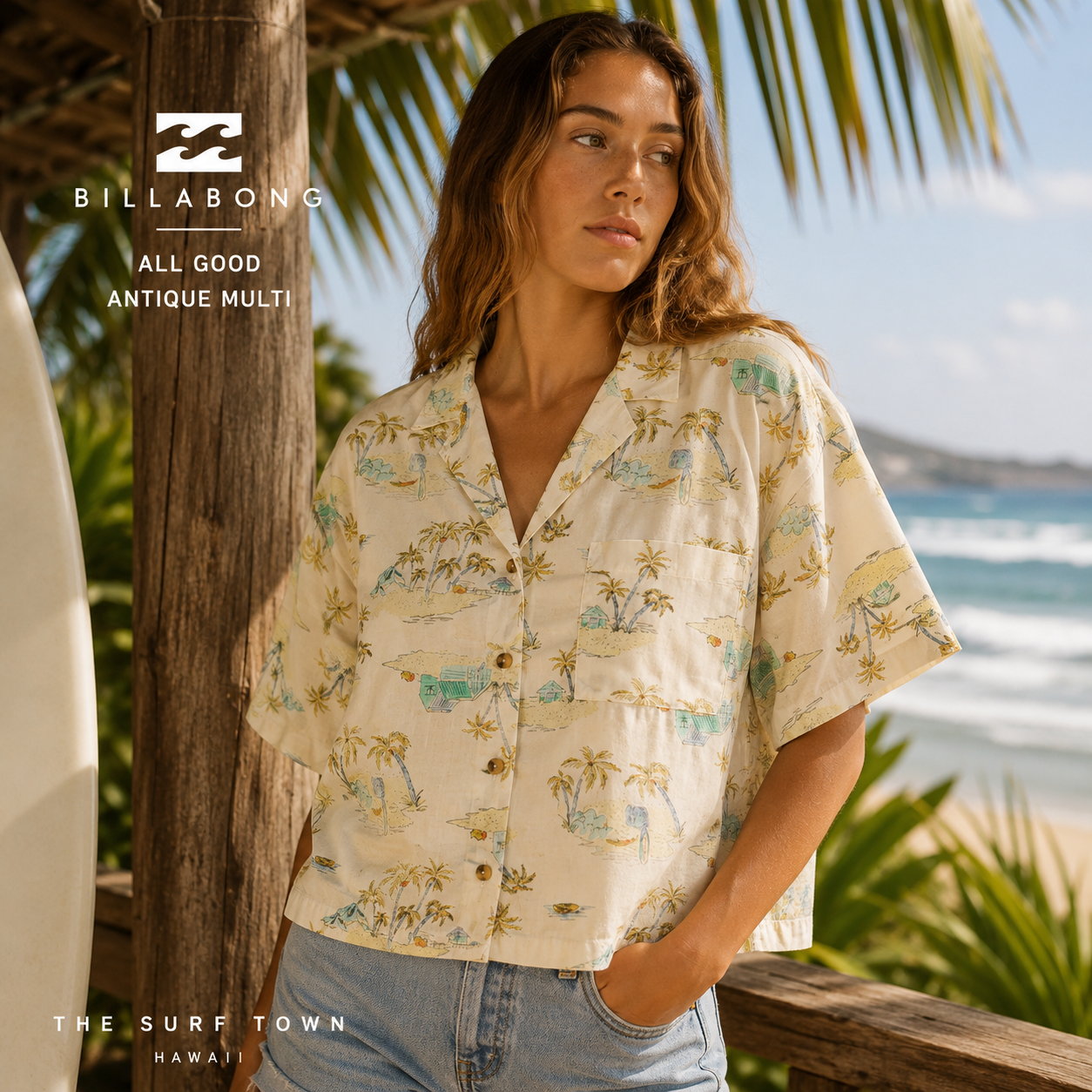 Camisa de mujer Billabong All Good Antique Multi en fotografía editorial propia de THE SURF TOWN con estampado tropical vintage, estilo surf femenino y ambiente beach club premium