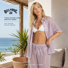 Camisa Playera Billabong Largo Amethyst Smoke para mujer en fotografía lifestyle premium junto al mar con estilo beachwear relajado