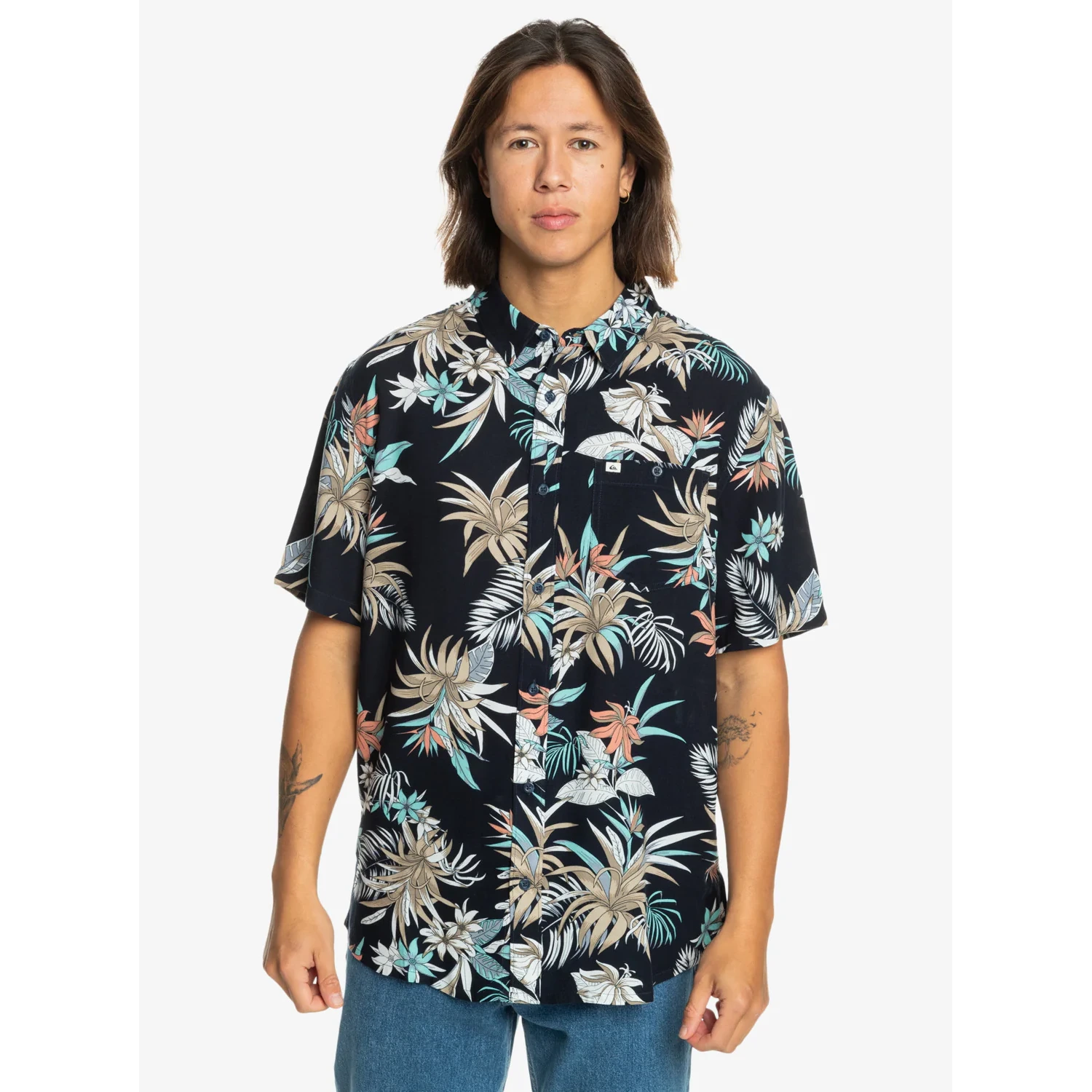 Camisa QUIKSILVER Lemnas Black para hombre de manga corta con estampado tropical sobre fondo negro estilo surf verano