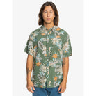 Camisa QUIKSILVER Lemnas Green para hombre de manga corta con estampado tropical sobre fondo verde estilo surf verano