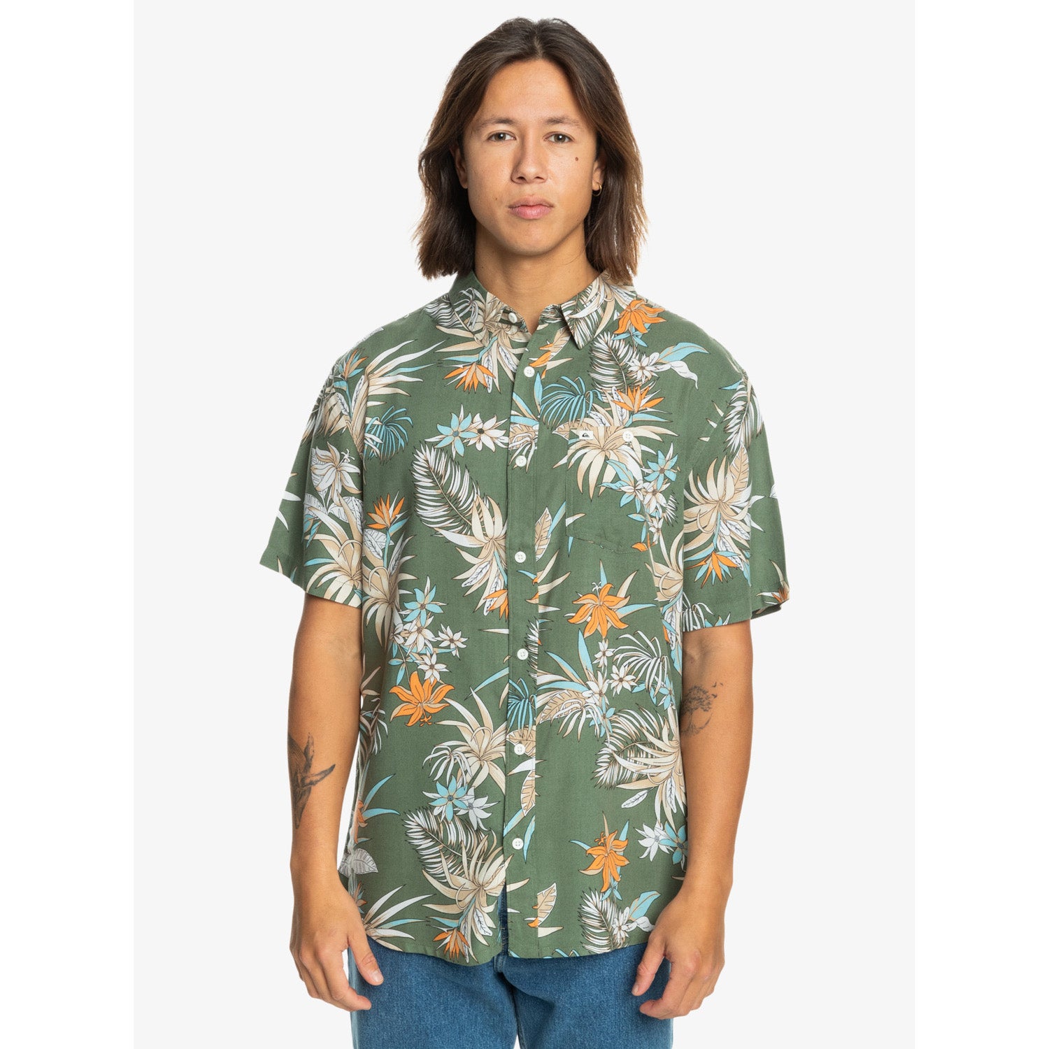 Camisa QUIKSILVER Lemnas Green para hombre de manga corta con estampado tropical sobre fondo verde estilo surf verano