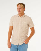 Camisa Rip Curl Aerotech Stone para hombre de manga corta en color beige claro ideal para verano, playa y estilo surf lifestyle