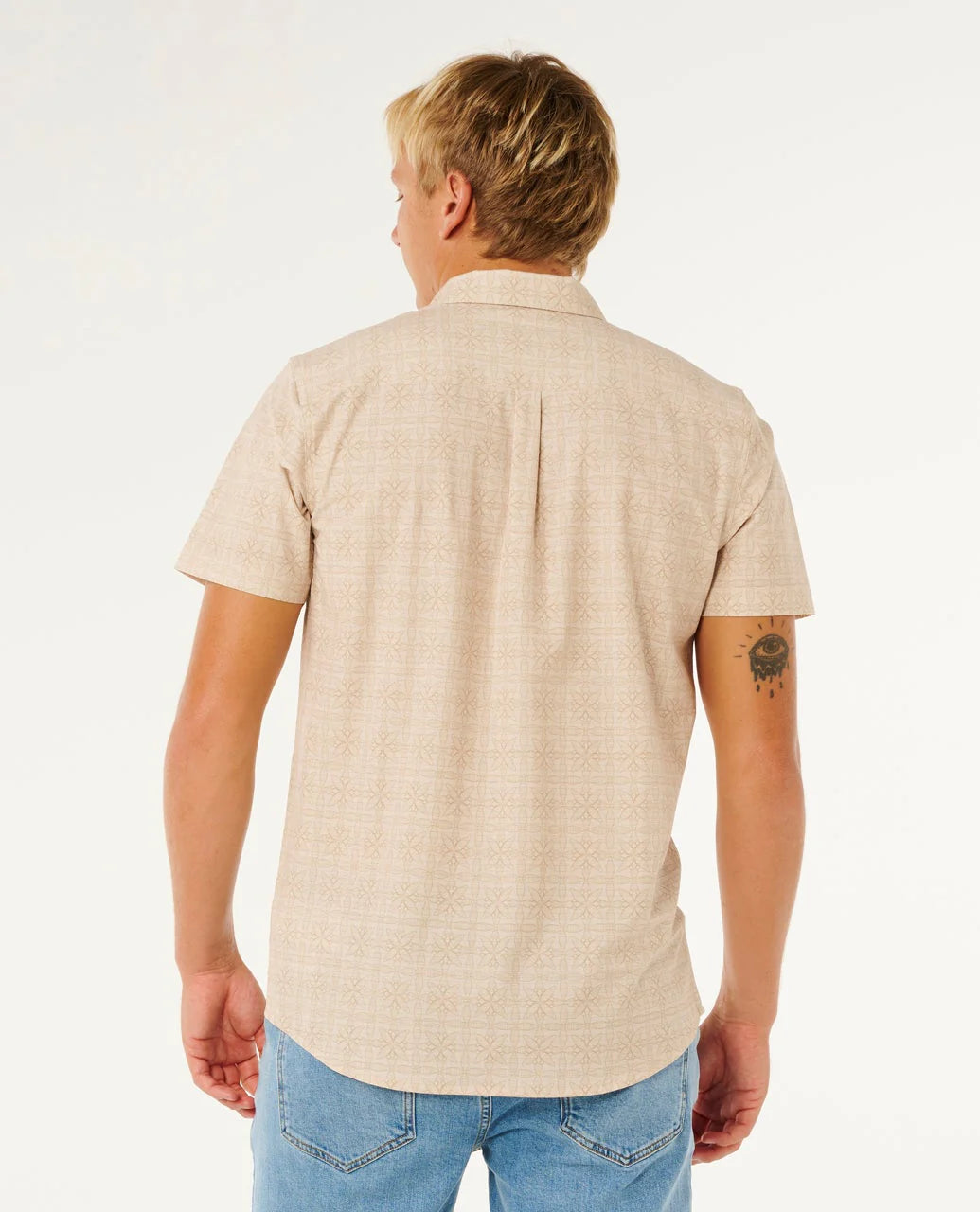 Camisa Rip Curl Aerotech Stone para hombre de manga corta en color beige claro ideal para verano, playa y estilo surf lifestyle